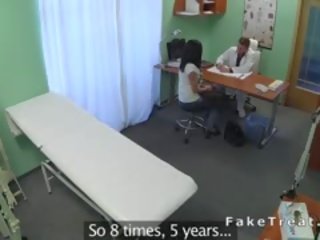 Bruna paziente cavalcate suo dottore