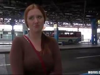 Eurobabe fucked dalam bas stesen untuk wang