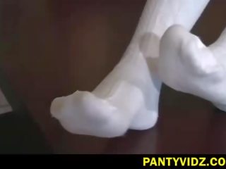 Tiffany brookes in bianco biancheria intima mostra clitoride