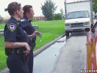 Naissoost cops vedama üle mustanahaline suspect ja imema tema riist