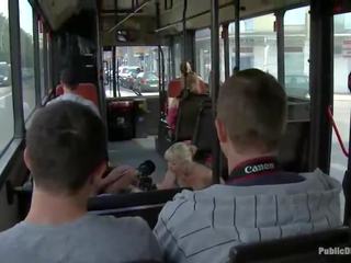 Uma masome lubi mający brutalnie zrobiony miłość w za publiczne autobus